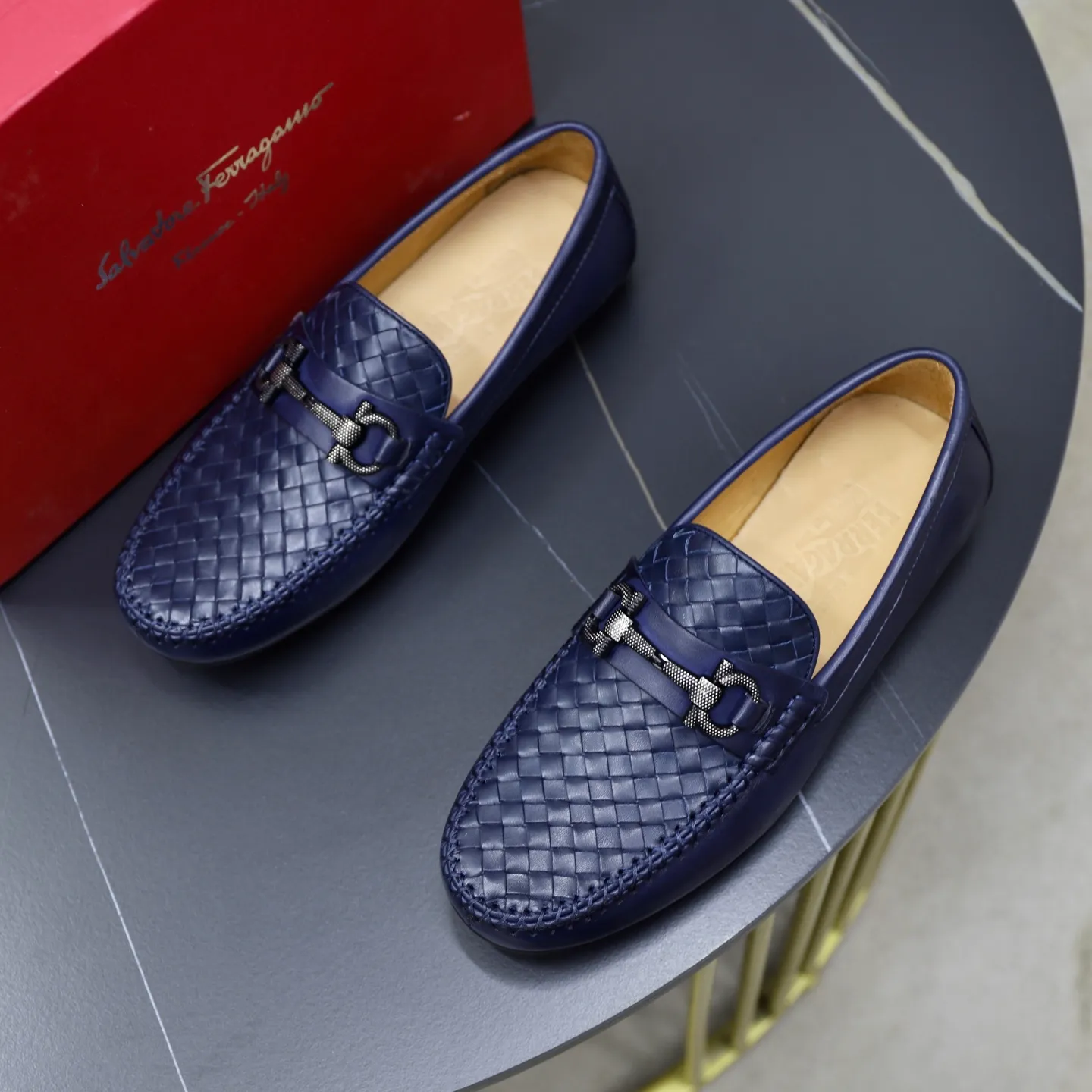 Men's shoes 💰480💰🙅‍♂️🙅‍♂️🙅‍♂️Niuli Brand: Ferragamo Standard code: Men's code 38/44 (45 customized) Grade: Same style as the official website Material: Original imported cowhide leather lining Original wear-resistant lightweight outsole Style category: Men's casual slip-on shoes Doudou shoes Noble luxury brand elements, top luxury color: actual picture color